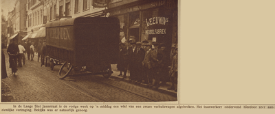 870224 Afbeelding van een verhuiswagen van de firma Verlinden, met een afgebroken wiel op de Lange Jansstraat te Utrecht.